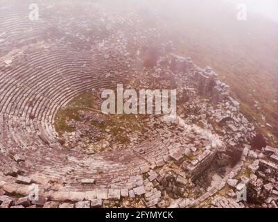 Ruinen des antiken römischen Theaters Sagalassos bei bewölktem Wetter, Südwest-Türkei Stockfoto