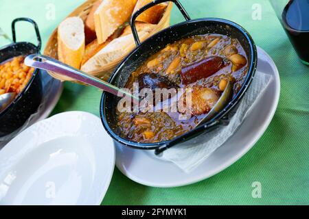 Pottage mit Wurst, Kartoffeln und Bohnen in einer Schüssel serviert – traditionelles asturisches Gericht Stockfoto