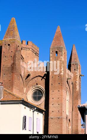 FRANKREICH. GERS (32) DORF SIMORRE. WEHRKIRCHE (XIV. JAHRHUNDERT) Stockfoto