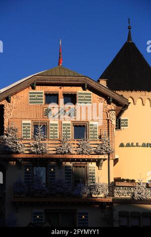 FRANKREICH. SAVOIE (73) SKIGEBIET VAL D'ISERE (HAUTE-TARENTAISE) VANOISE. LUXUSGESCHÄFTE AUF DEM DORFPLATZ (BOUTIQUE ALLARD) Stockfoto