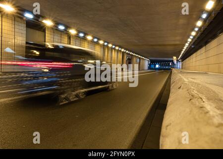 Monte Carlo, Monaco - 4. Juli 2020: Schnelle Fahrt durch den Tunnel von Louis II. In Monte Carlo Stockfoto