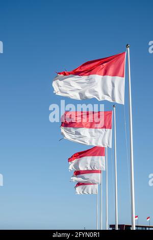 Monte Carlo, Monaco - 7. Juli 2020: Die Nationalflagge von Monaco besteht aus zwei horizontalen Streifen in rot und weiß. Die Farben stammen aus dem Mantel von Stockfoto