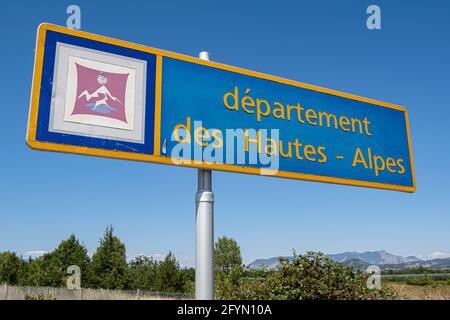 La Saulce, Frankreich - 8. Juli 2020: Blaues Zeichen der Begrüßung im Departement Hautes Alpes in Frankreich Stockfoto