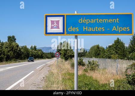 La Saulce, Frankreich - 8. Juli 2020: Blaues Zeichen der Begrüßung im Departement Hautes Alpes in Frankreich Stockfoto