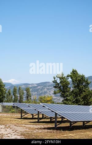 La Saulce, Frankreich - 8. Juli 2020: Outdoor-Solarzellen zur Stromerzeugung Stockfoto