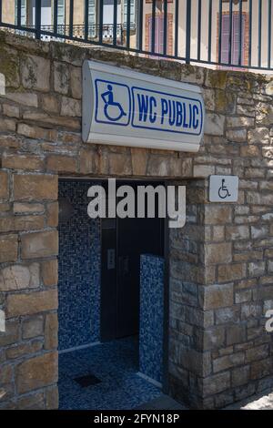 Sisteron, Frankreich - 7. Juli 2020: Öffentliche Toilette - WC im Stadtzentrum von Sisteron Stockfoto