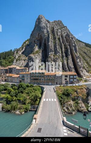 Sisteron, Frankreich - 7. Juli 2020: Sisteron ist eine Stadt in der Provence, die am Ufer der Durance liegt und von steilen Felswänden umgeben ist Stockfoto