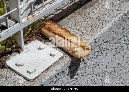 Sisteron, Frankreich - 7. Juli 2020: In der Stadt Sisteron wurde ein Baguette Brot auf den Boden geworfen. Stockfoto