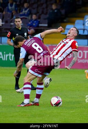 Gary Deegan fouls DAVID PARKHOUSE (Derry City) während des Airtricity League-Spiels zwischen Drogheda United und Derry City im Head in the Game Park, Dro Stockfoto