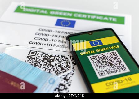 LJUBLJANA, SLOWENIEN - 22. Mai 2021: Coronavirus-Reisepasskonzept. Nahaufnahme des digitalen grünen Zertifikats auf Mobiltelefon und Papier. Stockfoto