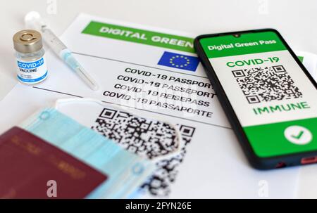 LJUBLJANA, SLOWENIEN - 22. Mai 2021: Coronavirus-Reisepasskonzept. Nahaufnahme des digitalen grünen Zertifikats auf Mobiltelefon und Papier. Stockfoto