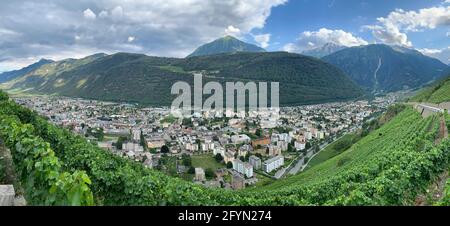 Martigny, Schweiz - 2. August 2019: Terrassenförmig angelegte Weinberge oberhalb von Martigny im Wallis Schweiz Stockfoto