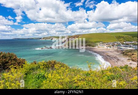 Der Strand und die Küste auf einem Abschnitt des South West Coast Path in der Nähe von Challaborough, South Devon, England Stockfoto