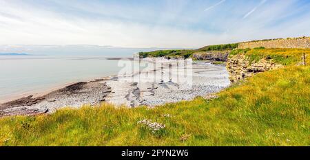 Ein Abschnitt der Glamorgan Heritage Coast am Wales Coast Path mit dem nahe gelegenen Atlantic College in St. Donats, South Wales, Großbritannien Stockfoto