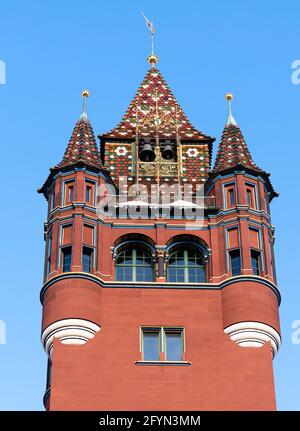 Basel, Schweiz - 14. Februar 2021: Der Turm des Basler Rathauses, Sitz der Basler Regierung und ihres parlaments. Eines der schönsten Stockfoto