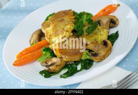 Australische dish-Crash Hot Potatoes, mit gerösteten Champignons und Grünen serviert. Stockfoto