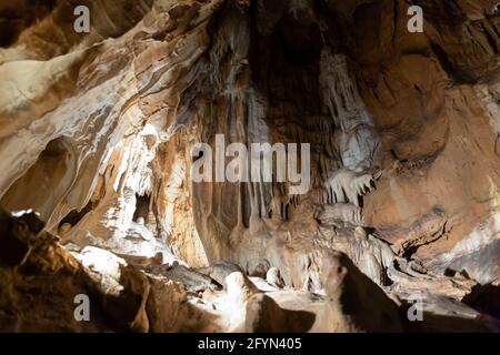 Landschaftlich reizvolle Innenansicht der Balcarka-Höhle in der Nähe von Brno, Tschechische Republik Stockfoto