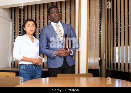 Porträt erfolgreicher selbstbewusster weiblicher und männlicher Geschäftspartner verschiedener Nationalitäten, die in modernen Büros stehen Stockfoto