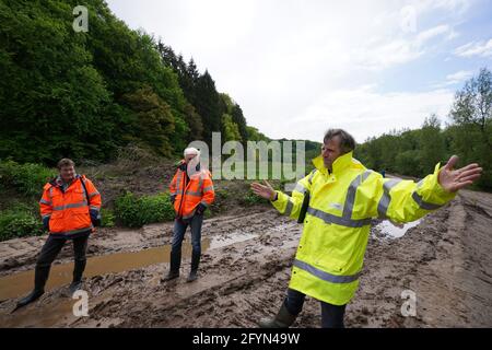 25. Mai 2021, Schleswig-Holstein, Bad Schwartau: Hanna Kirschnik-Schmidt (l-r), Geschäftsführerin des Wasser- und Bodenverbandes Ostholstein, Roland Holstein, Verbandsingenieur des Wasser- und Bodenverbandes, und Clemens Gantert, Hydrauliktechniker des Wasser- und Bodenverbandes Schwartau, stehen auf der Baustelle zwischen Hobbersdorf und Groß Parin an der Schwartau. Der Fluss Schwartau soll wieder in die Natur zurückkehren. Eine aufwendige Renaturierung soll die Richtungskorrektur der 1930er Jahre rückgängig machen. Der Fluss, der insgesamt 39 Kilometer lang ist, erhält sein altes Aussehen über eine ganze Strecke zurück Stockfoto