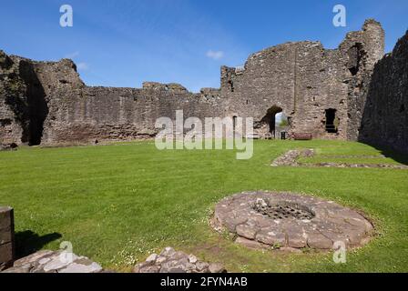 The Inner ward und Brunnen in White Castle, Monmouthshire, Wales Stockfoto