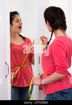 Junge Mädchen Erfolg mit Gewicht Verlust zu Hause Stockfoto