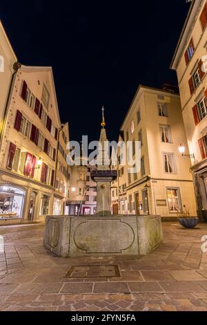 Der Altstädter Ring mit Brunnen der mittelalterlichen Stadt Chur, die auch die älteste Stadt der Schweiz ist, in der Nacht Stockfoto