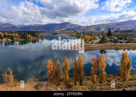 Panoramablick auf Cromwell, eine Stadt auf der Südinsel Neuseelands, und den Lake Dunstan. Fotografiert im Herbst Stockfoto