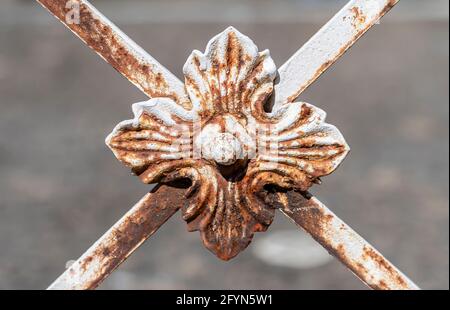 Dekoratives Detail eines alten rostigen Zauns mit einem verschwommenen Hintergrund in einem schweizer Dorf Morcote. Stockfoto