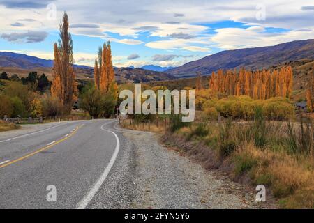 Herbstlandschaft im Cardrona Valley auf der Südinsel Neuseelands. Die Straße zwischen Queenstown und Wanaka führt durch diese malerische Gegend Stockfoto