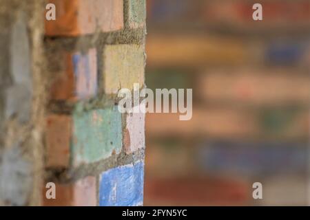 Hintergrundbild einer bunten Mauer aus Ziegeln in Verschiedene Farben Stockfoto