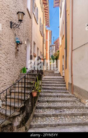 Treppe und schmale Straße im malerischen Dorf Morcote im Tessin am Luganersee ist eines der schönsten Dörfer der Schweiz. Stockfoto