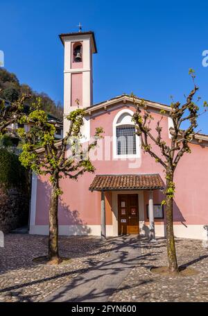 Die Kirche St. Rochus im malerischen Dorf Morcote im Tessin am Luganersee ist eines der schönsten Dörfer der Schweiz. Stockfoto