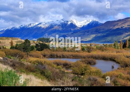 Glenorchy, eine kleine Stadt auf der Südinsel Neuseelands, zwischen den Herbstweiden der Glenorchy-Lagune und den südlichen Alpen Stockfoto