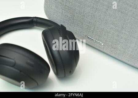 STARY OSKOL, RUSSLAND - 19. MAI 2021: Harman Kardon-Logo auf bluetooth-Lautsprecher und kabellosen Kopfhörern Stockfoto