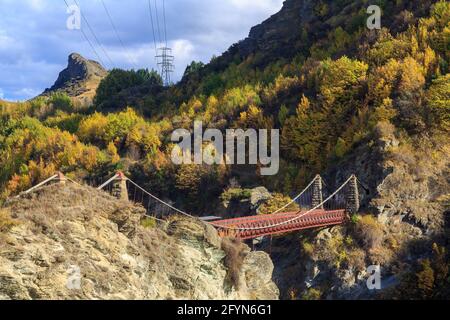 Die historische Kawarau Gorge Suspension Bridge in der Nähe von Queenstown, Neuseeland, wurde 1880 erbaut. Es wird heute hauptsächlich von Bungy Jumpers verwendet Stockfoto