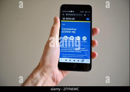 Informationen zum Coronavirus (COVID-19), GOV UK App auf einem Mobiltelefon angezeigt. Stockfoto