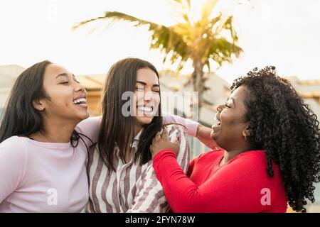 Glückliche multirassische Freunde, die Spaß in der Stadt haben - Junge Menschen Lifestyle-Konzept Stockfoto