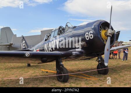 Ein Harvard-Flugzeug aus der Zeit des Zweiten Weltkriegs, gemalt in US-Navy-Farben. Fotografiert auf einer Airshow in Mount Maunganui, Neuseeland Stockfoto