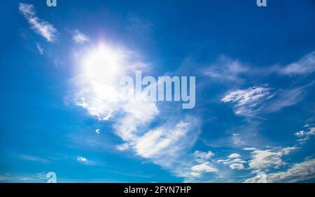 Helle Sonne scheint hinter den Wolken am Himmel Stockfoto