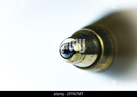Nahaufnahme von Details eines Kugelschreibers (Kugelschreiber), das auf weißem Hintergrund dargestellt ist Stockfoto