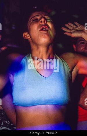 Tanzende Frau im Club Aquarium, 256-260 Old Street, London, Großbritannien. 17 August 1997 Stockfoto