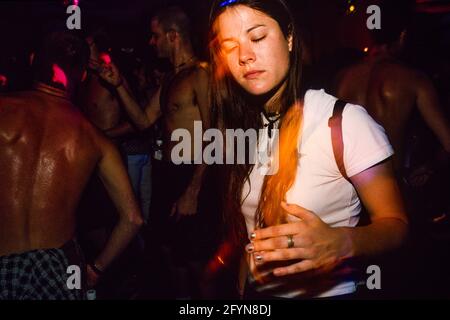 Tanzende Frau im Club Aquarium, 256-260 Old Street, London, Großbritannien. 17 August 1997 Stockfoto