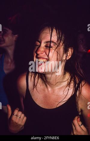 Tanzende Frau im Club Aquarium, 256-260 Old Street, London, Großbritannien. 17 August 1997 Stockfoto