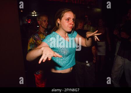 Tanzende Frau im Club Aquarium, 256-260 Old Street, London, Großbritannien. 17 August 1997 Stockfoto