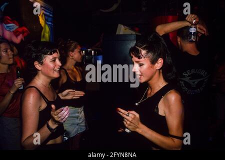 Tanzende Menschen im Club Aquarium, 256-260 Old Street, London, Großbritannien. 17 August 1997 Stockfoto