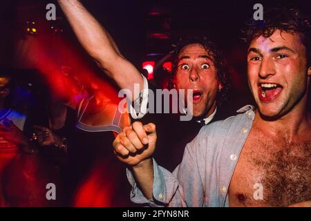 Tanzende Männer im Club Aquarium, 256-260 Old Street, London, Großbritannien. 17 August 1997 Stockfoto