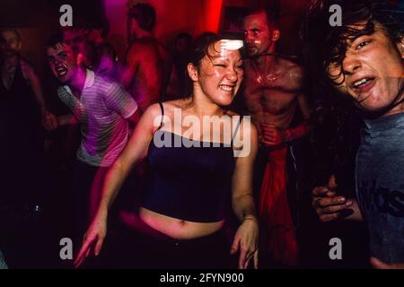 Tanzende Menschen im Club Aquarium, 256-260 Old Street, London, Großbritannien. 17 August 1997 Stockfoto