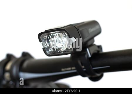 Kleine Taschenlampe für Fahrradlenker isoliert auf weißem Hintergrund Stockfoto