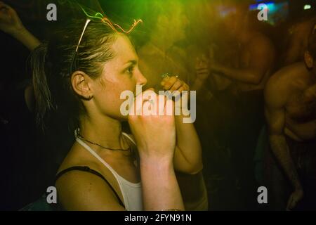 Tanzende Menschen im Club Aquarium, 256-260 Old Street, London, Großbritannien. 17 August 1997 Stockfoto