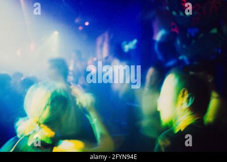 Tanzende Menschen im Club Aquarium, 256-260 Old Street, London, Großbritannien. 17 August 1997 Stockfoto